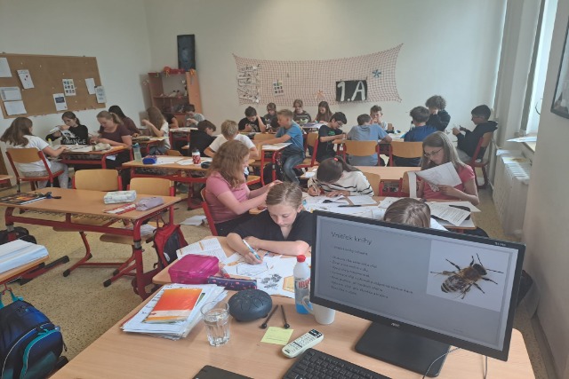 Napříč předměty – prima a Život v úlu